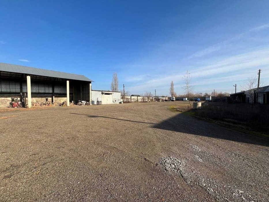 Здається в оренду трьох поверхова будівля та територія