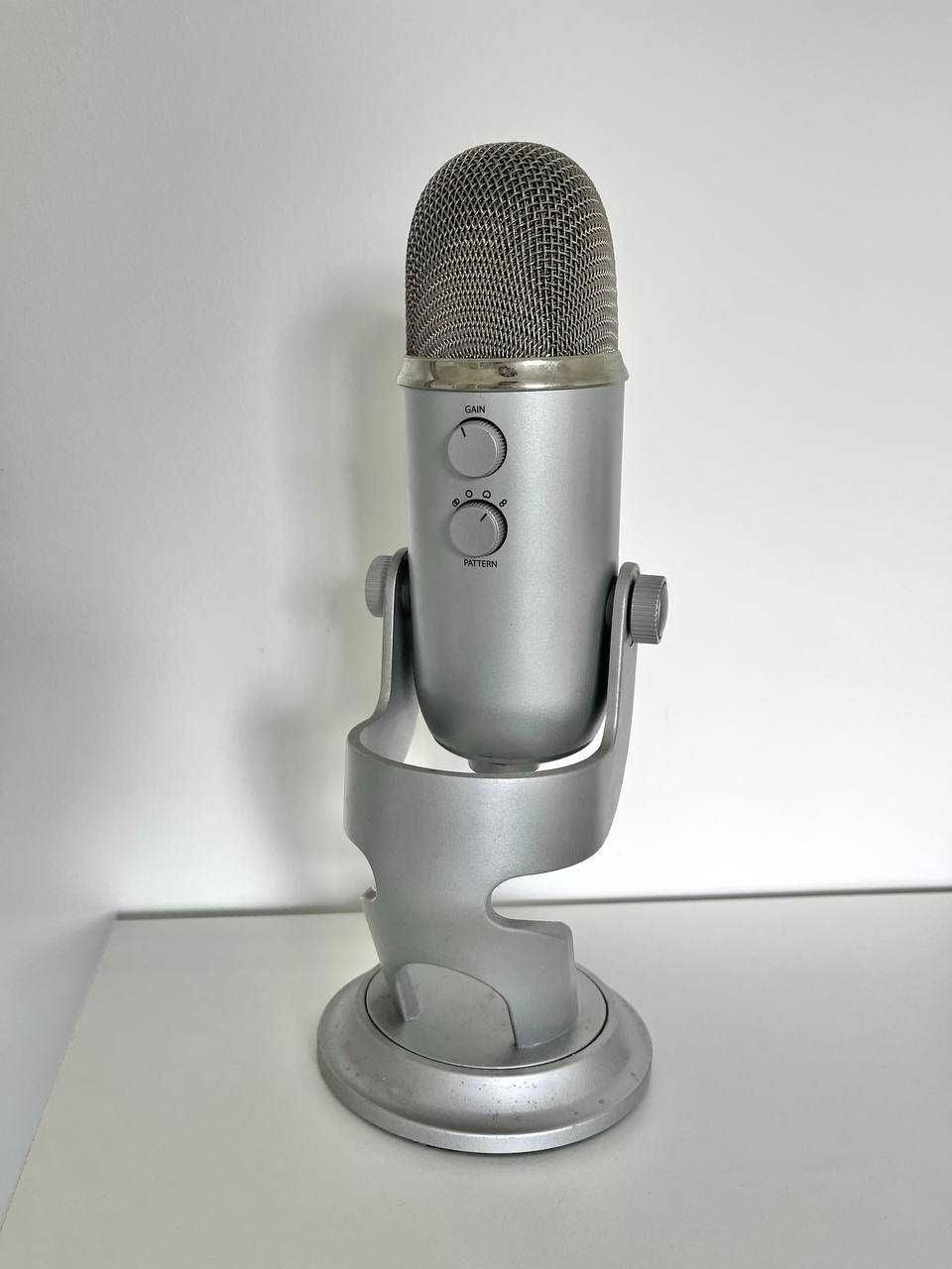 Microfone Blue Yeti com cabo USB e Pop Filter