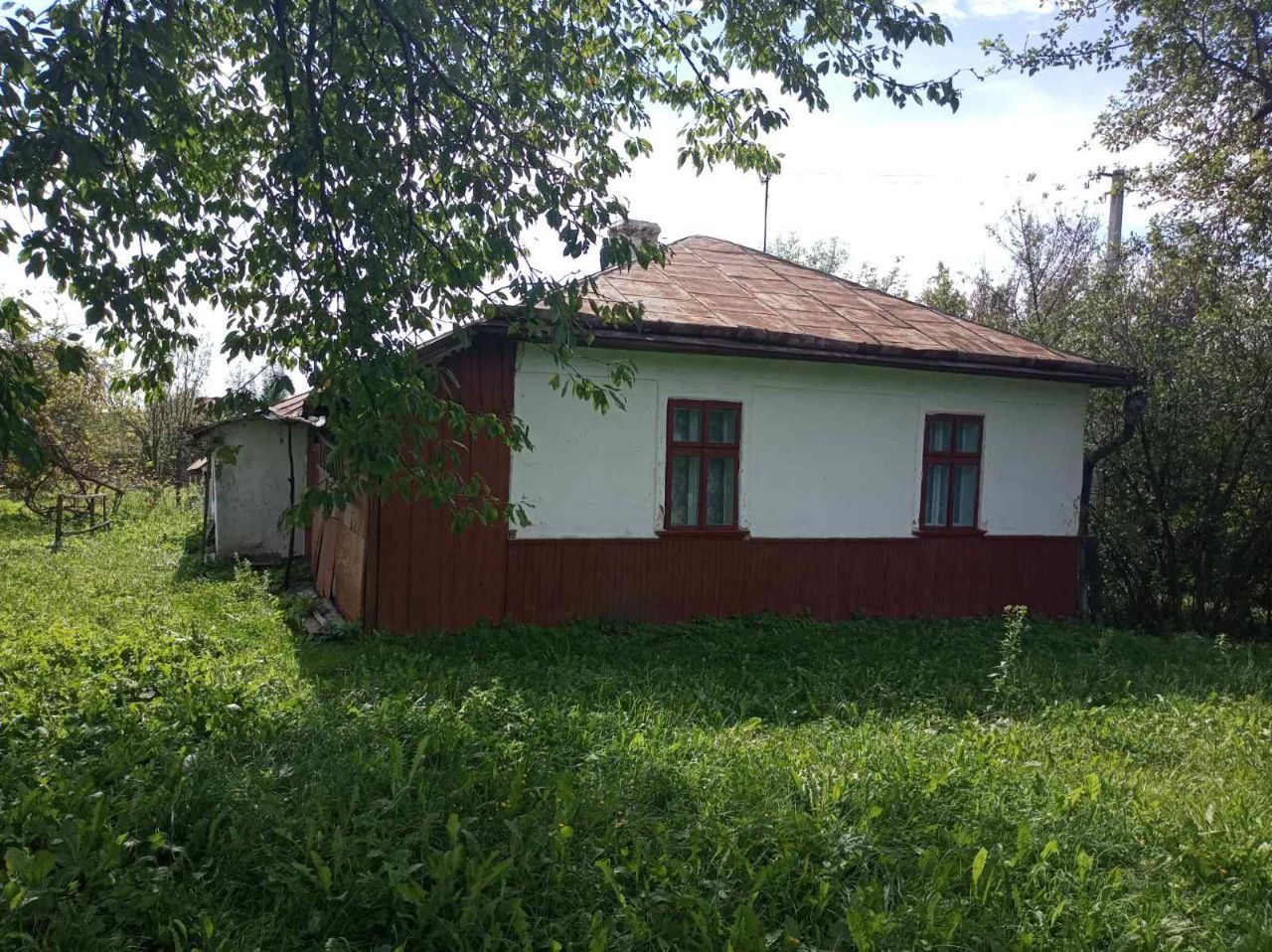 Продам земельну ділянку з будинком.