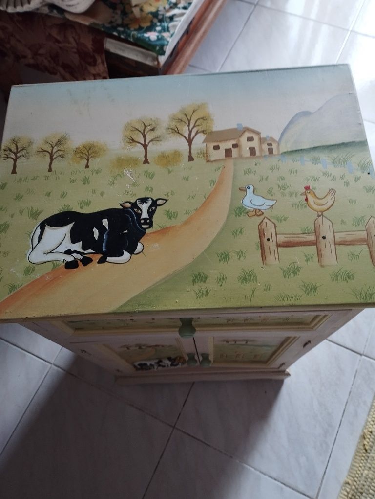 Mesa de cabeceira e móvel