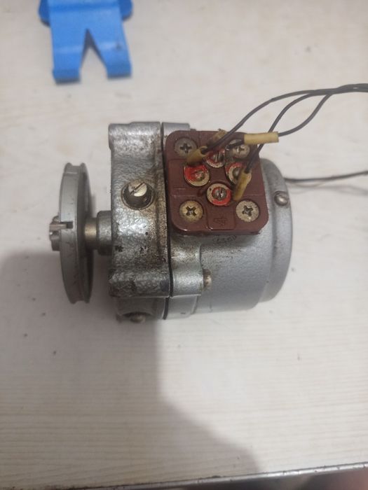 Реверсивные двигателя б.у.состояние рабочее.