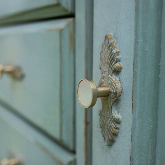 Ręcznie odnowiona komoda drewniana szafka