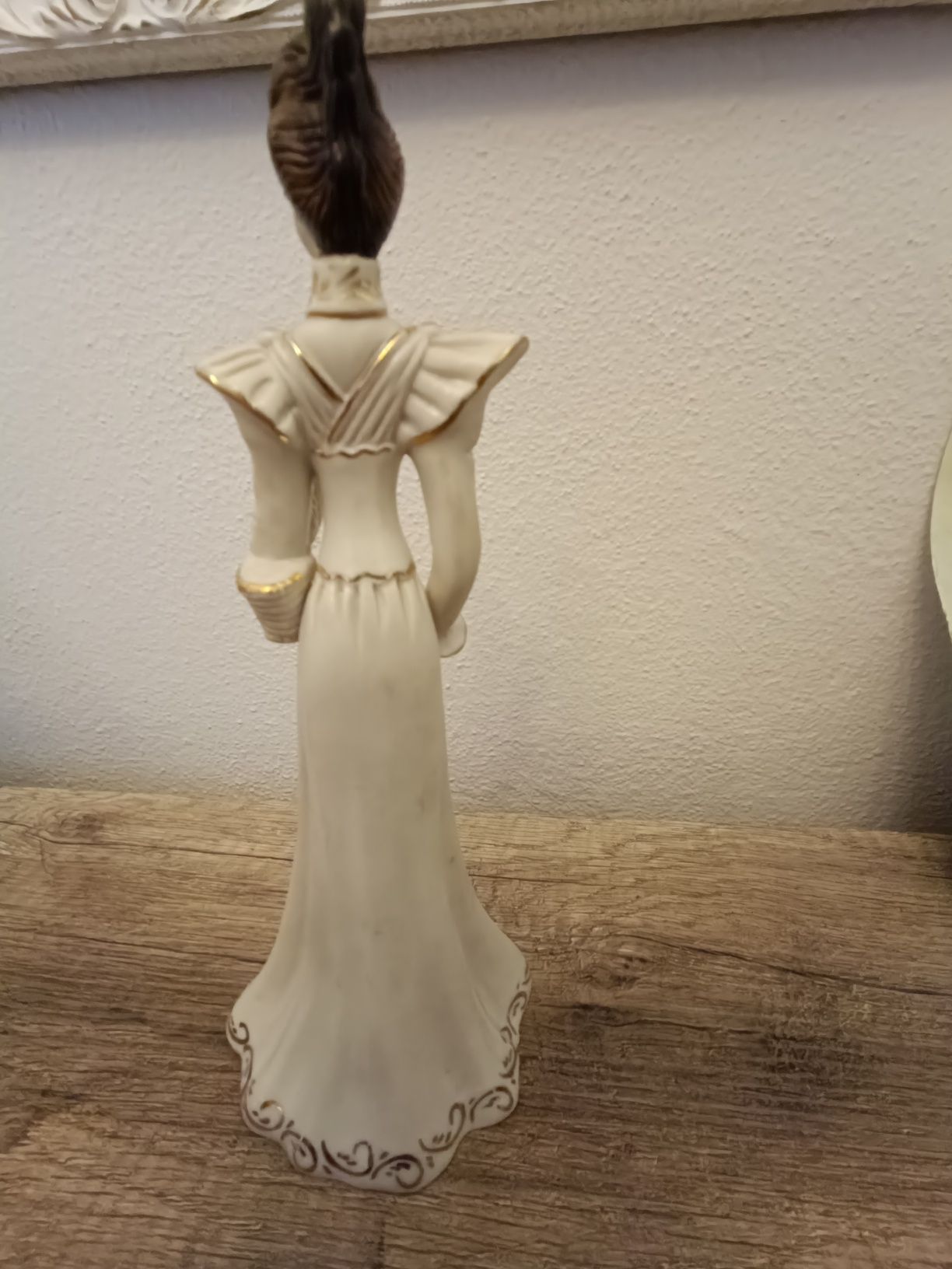 Dois potes com tampa em louça e duas estatuetas
