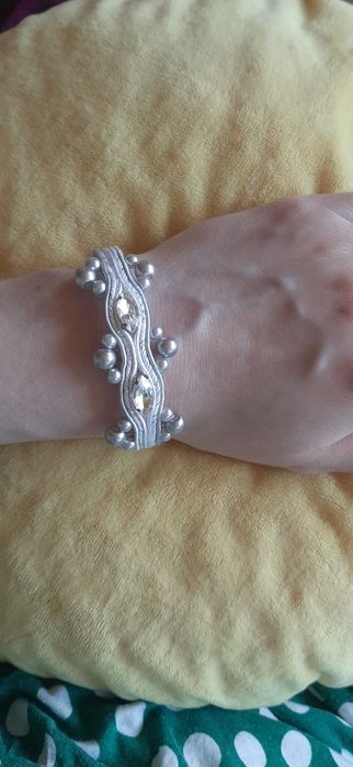 Srebrna biała bransoletka sutasz