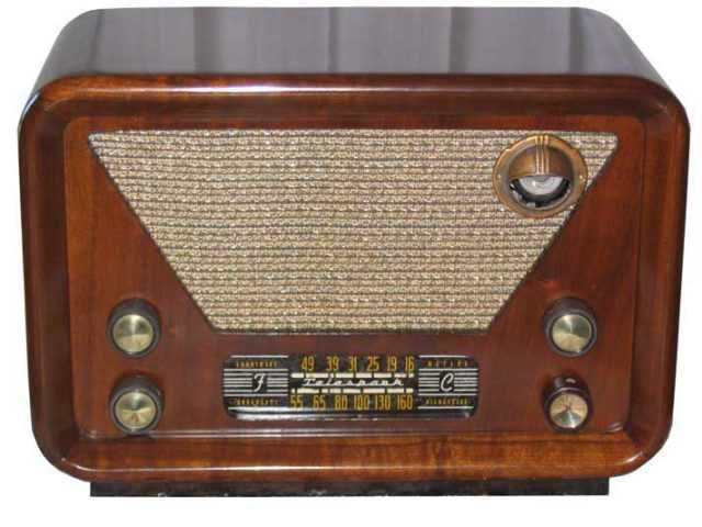 Rádio a válvulas antigo
