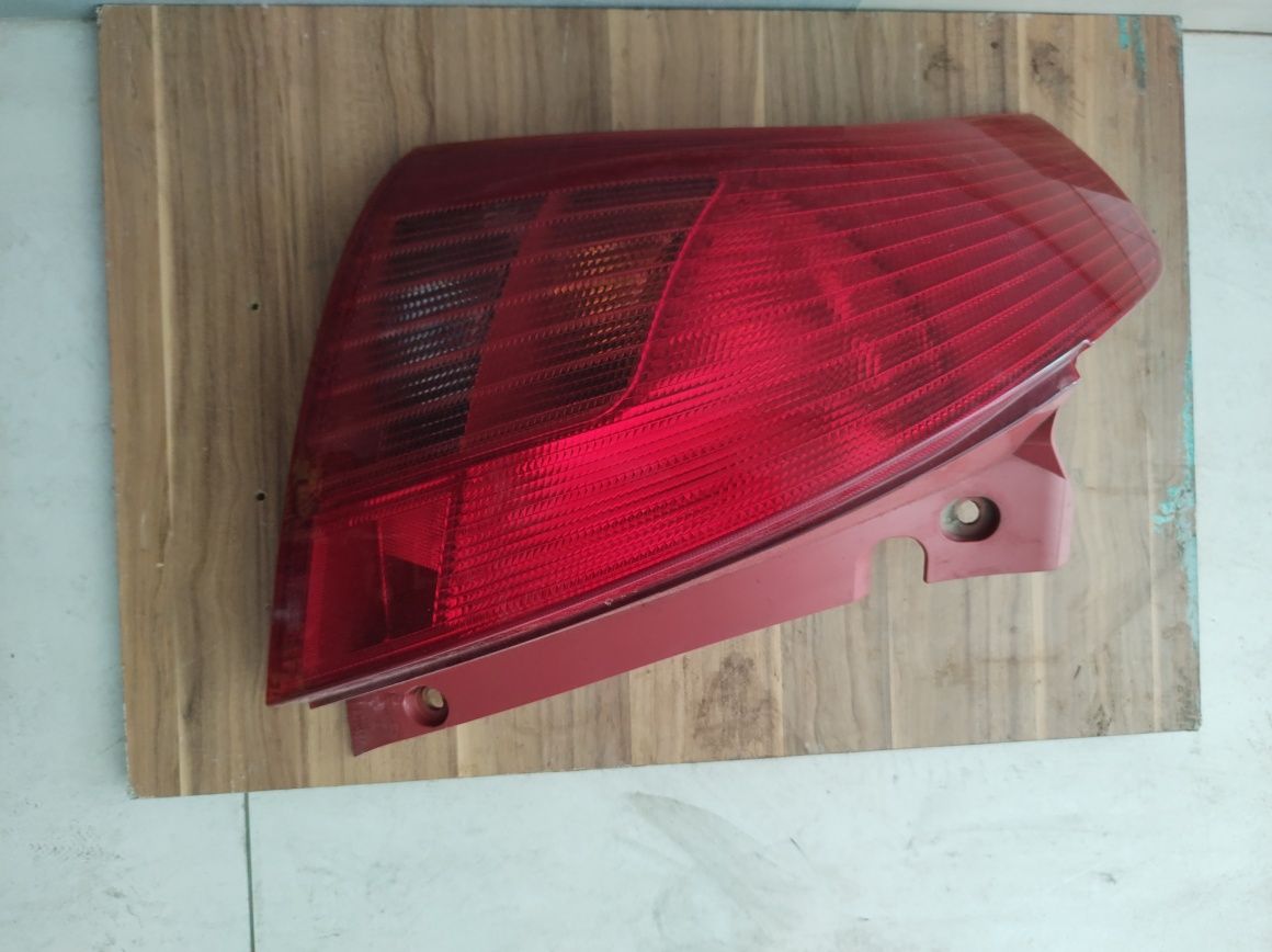 Suzuki Swift lampa tył przed liftem i po lifcie, wlew paliwa