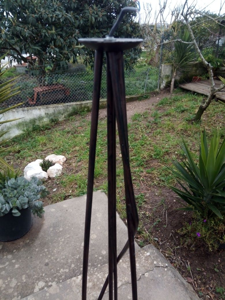 pé de candeeiro alto vintage em ferro forjado 160 cm de altura