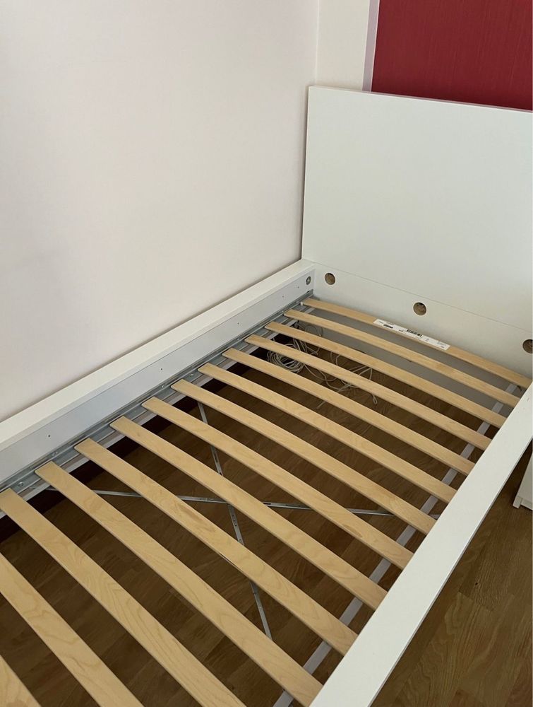 Cama IKEA com estrado e colchão