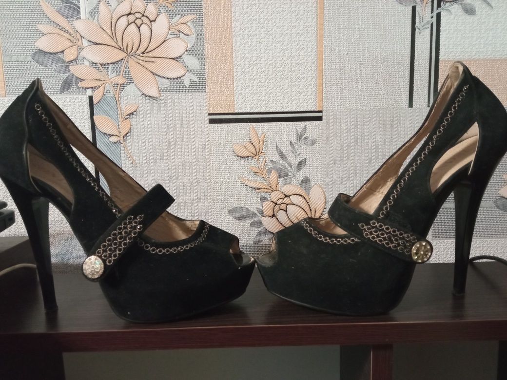 Продам босоніжки 37р