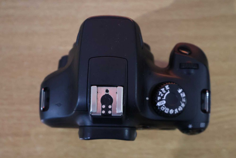 Câmara Canon 4000D + Lente Canon EF-S 18-55MM