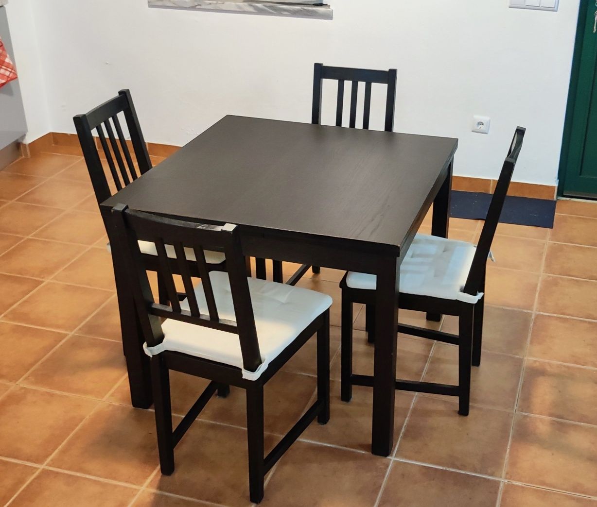 Mesa de sala extensível com 4 cadeiras