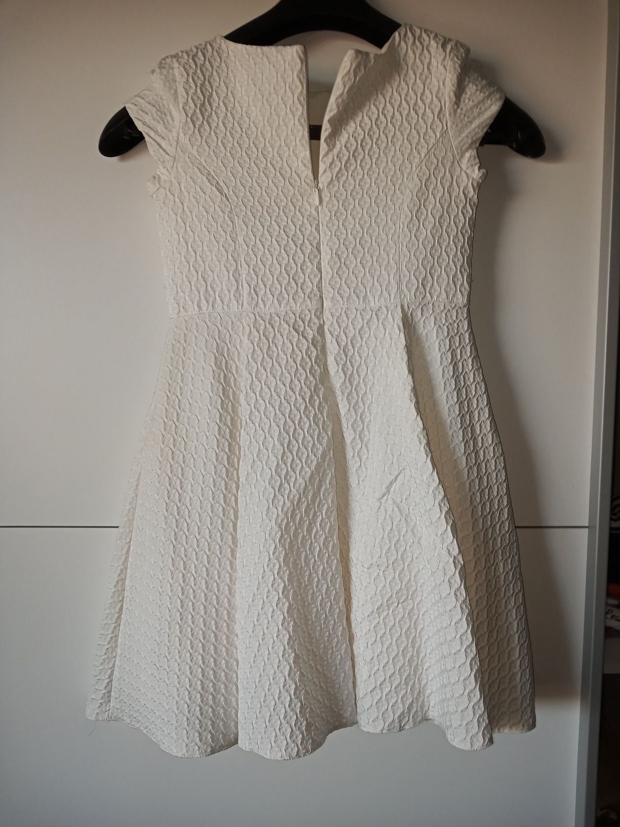 Sukienka biało/ecru 134 cm