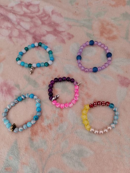 Bransoletki z koralików plastikowych