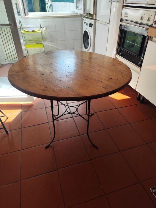 Mesa de metal e madeira