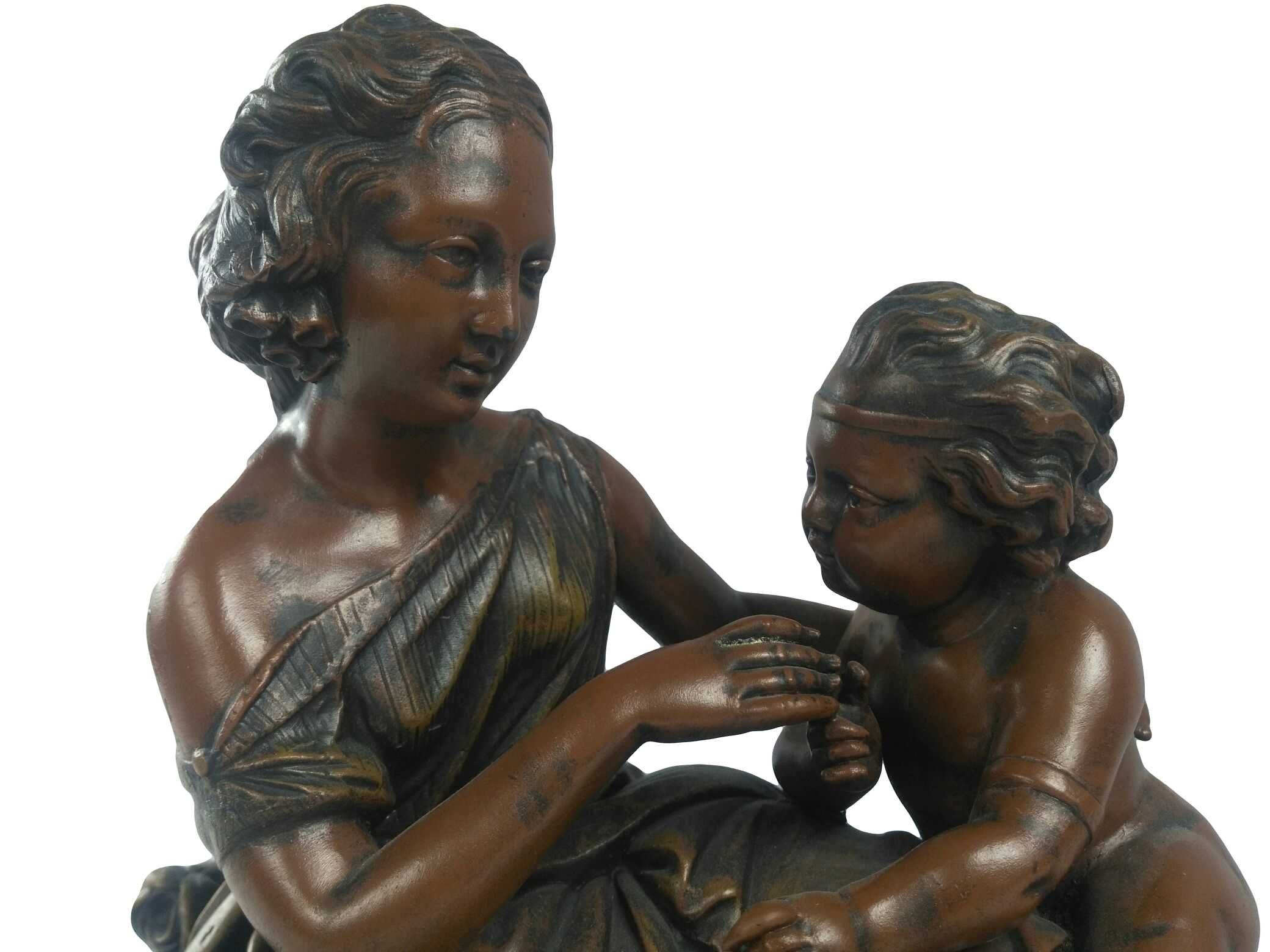 „Matka z Synem – Rzeźba figura o Niezwykłej Urodzie”