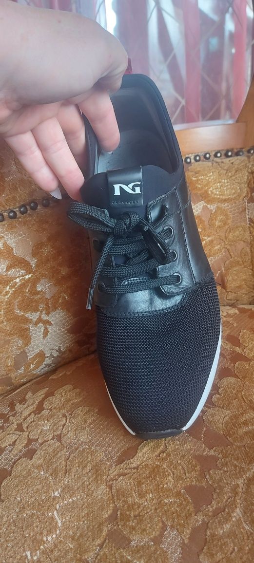 Классные  кроссовки Nero Giardini оригинал  40(26см)