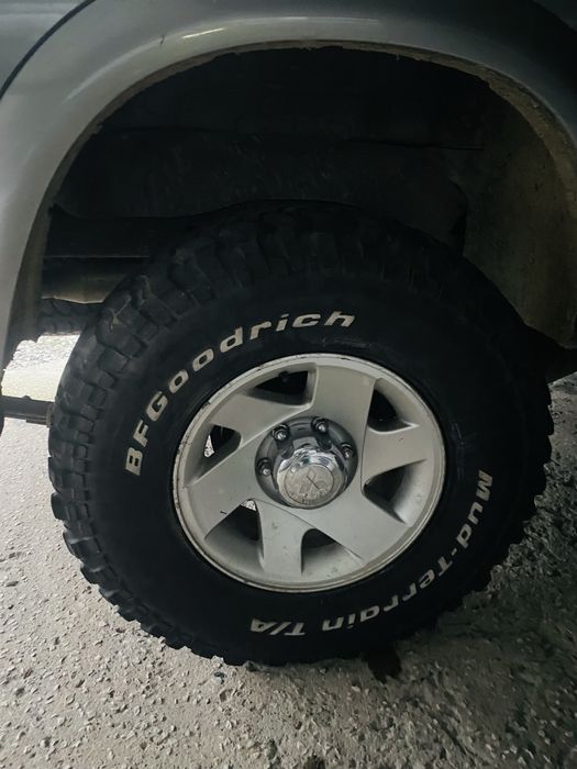 Pneus 255/85/16 em bom estado