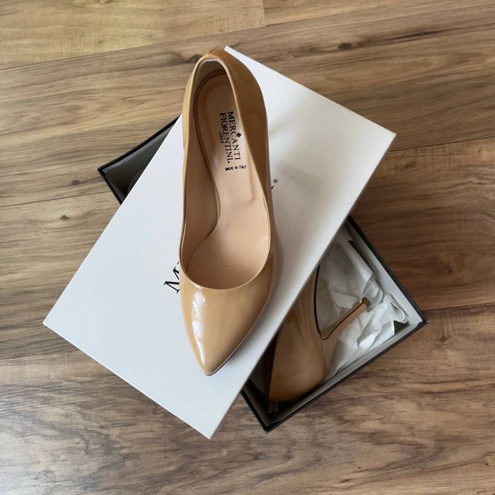 Бежеві туфлі