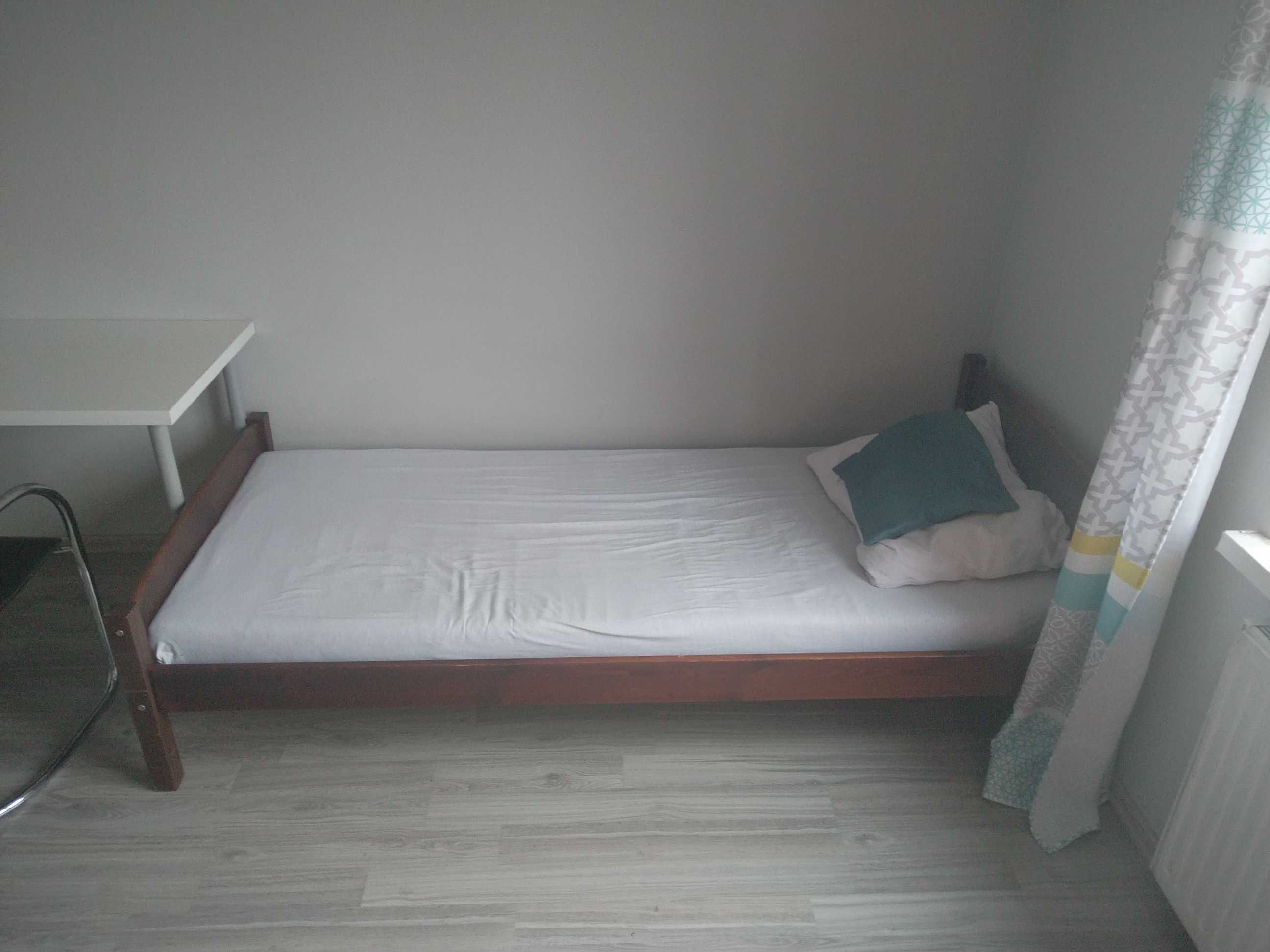 porządne drewniane łóżko jednoosobowe