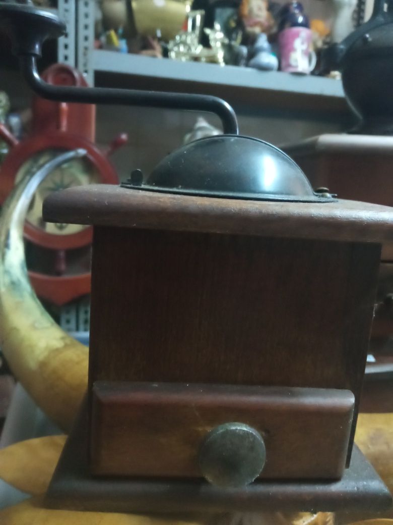 Moinhos de café, para uso ou decoração. todos funcionam. Preços divers