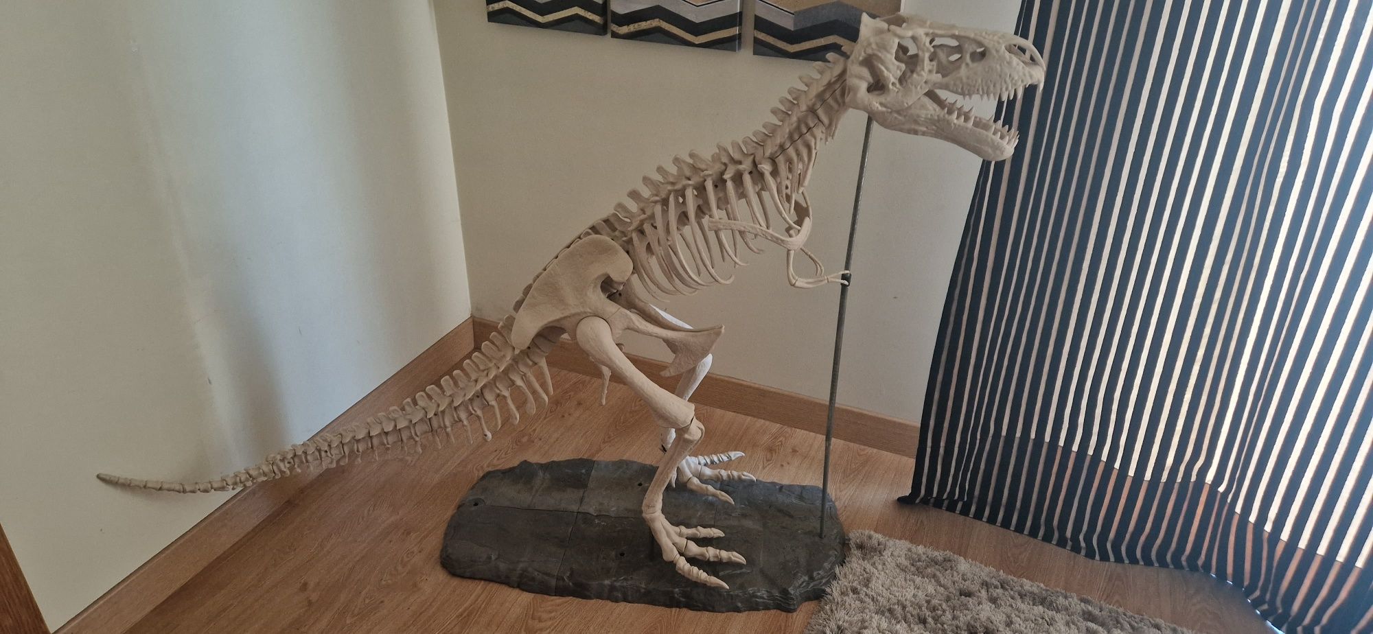 Dinossauro com pele e esqueleto