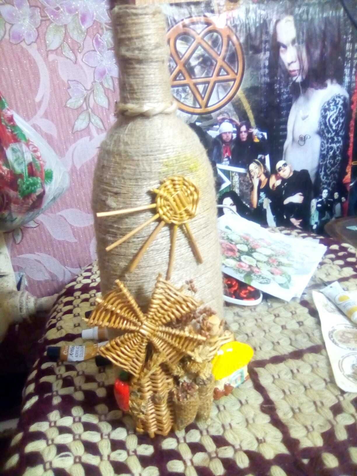 Бутылка декорированная джгутом и плетёнными элементами