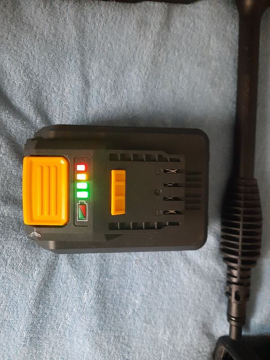 Myjka akumulatorowa Titan 5Ah .