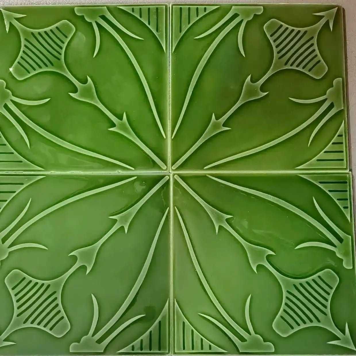 Quadra de azulejos verde modernistas com relevo Cesol 15x15cms