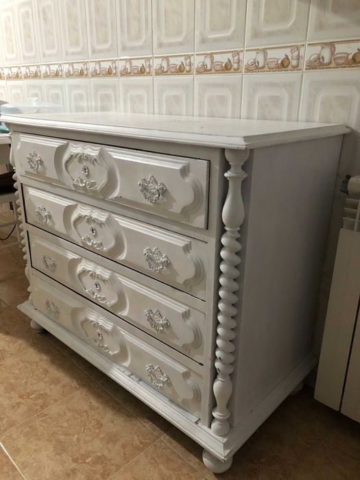 Vendo Cômoda branca em madeira maciça