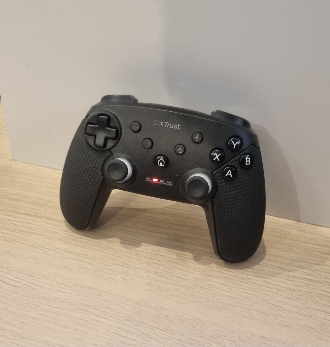 Pad TrustGX Bluetooth, bezprzewodowy lub USB (gamepad) PC/telefon