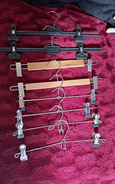 8 cabides usados para roupa