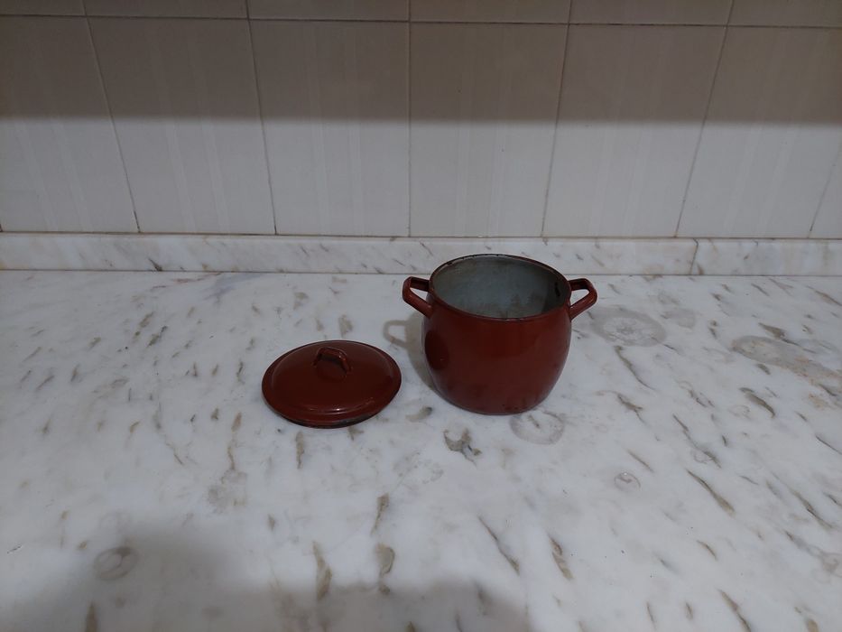 Panela antiga de esmalte de cor vermelha