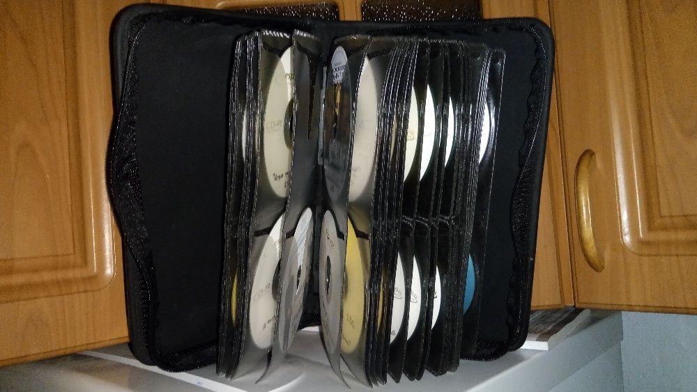 Сумка для дисков с фильмами.