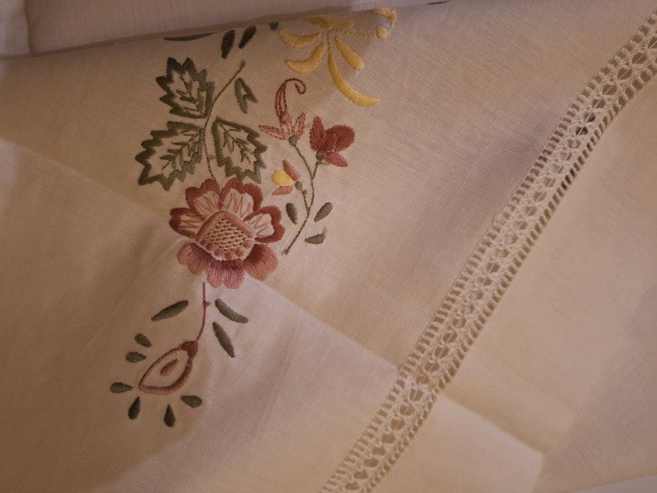 Caminho de mesa bordados à mão da Lixa  individual e guardanapos