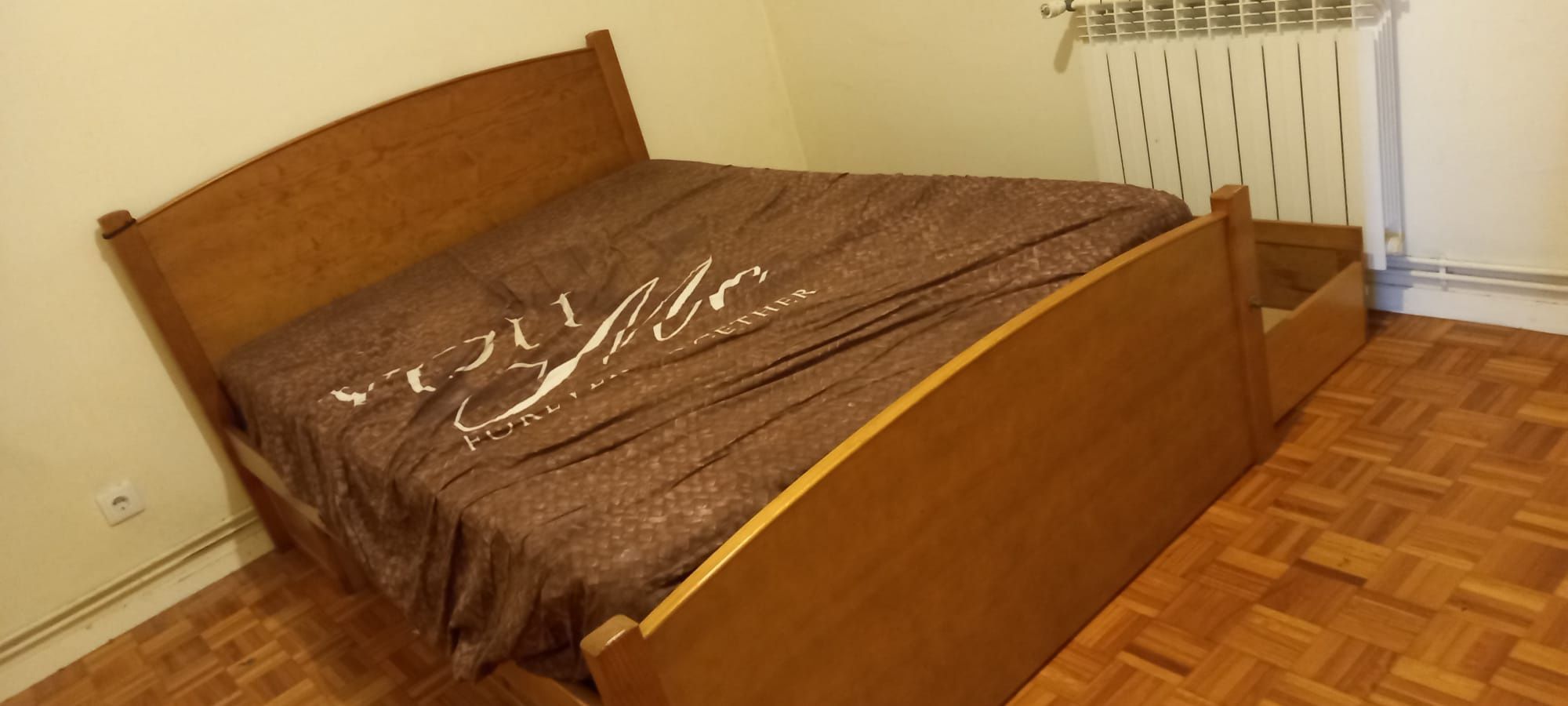 Cama com colchão e estrado