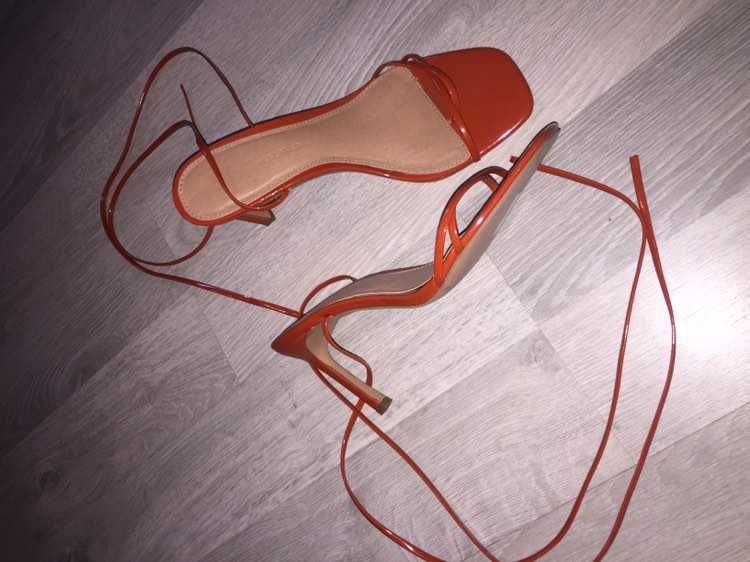 szpilki wiązane na kostce