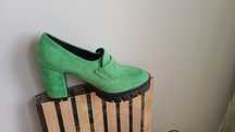 Buty zielone na obcasie typu mokasyny