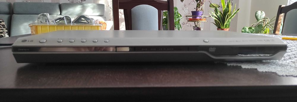 DVD odtwarzacz marki LG sprawny srebrny pod telewizor