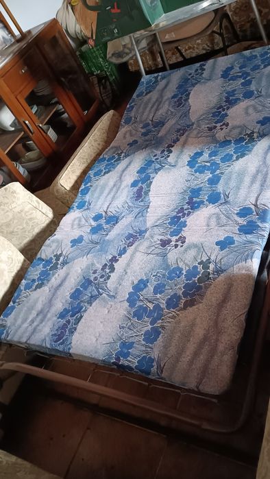 Sofá cama  de dois lugares.