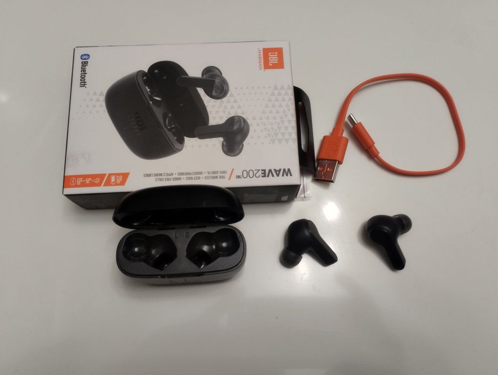 Навушники JBL WAWE 200 TWS black  у робочому стані.