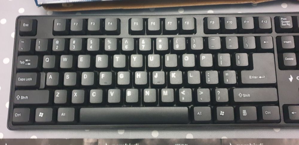 Klawiatura besprzewodowa z myszką