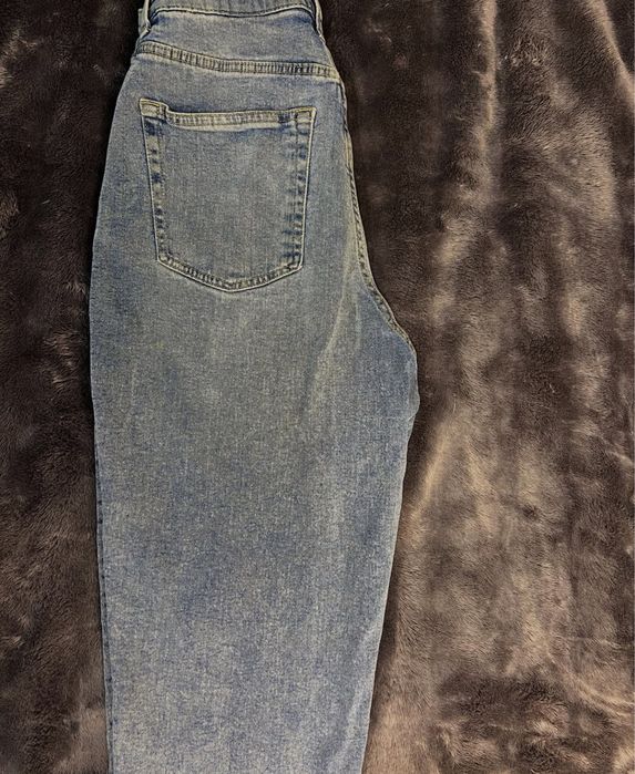 Джинси HM з голими бедрами