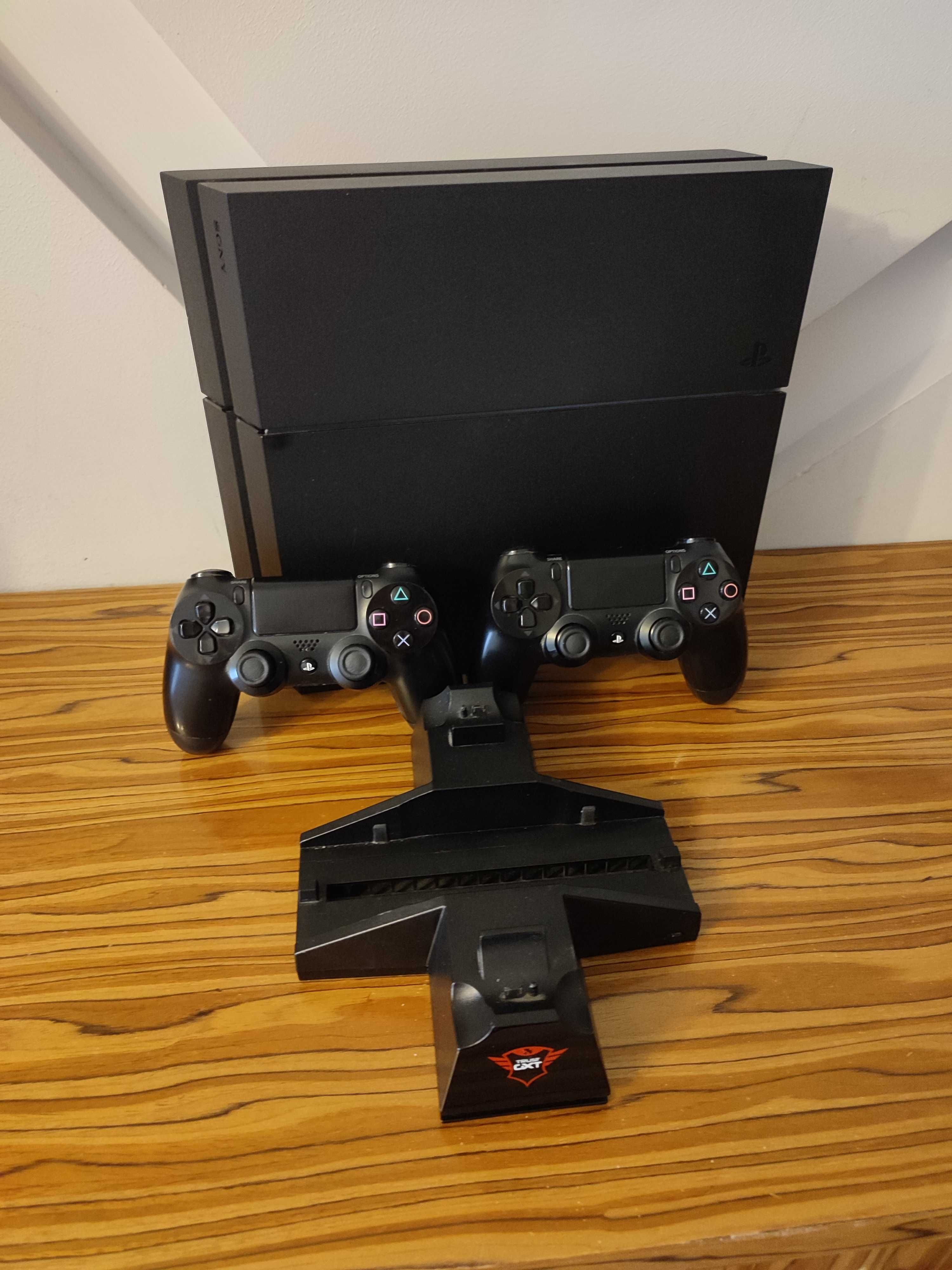 [PS4] Konsola PlayStation 4 + 2 Pady+ stacja chłodzona i ładująca pady