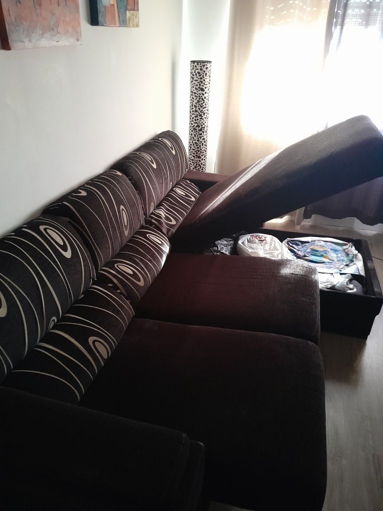 Sofá com baú  assentos e costas extensíveis