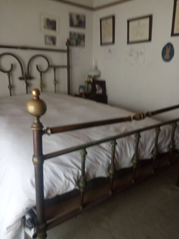 Cama de casal em latão