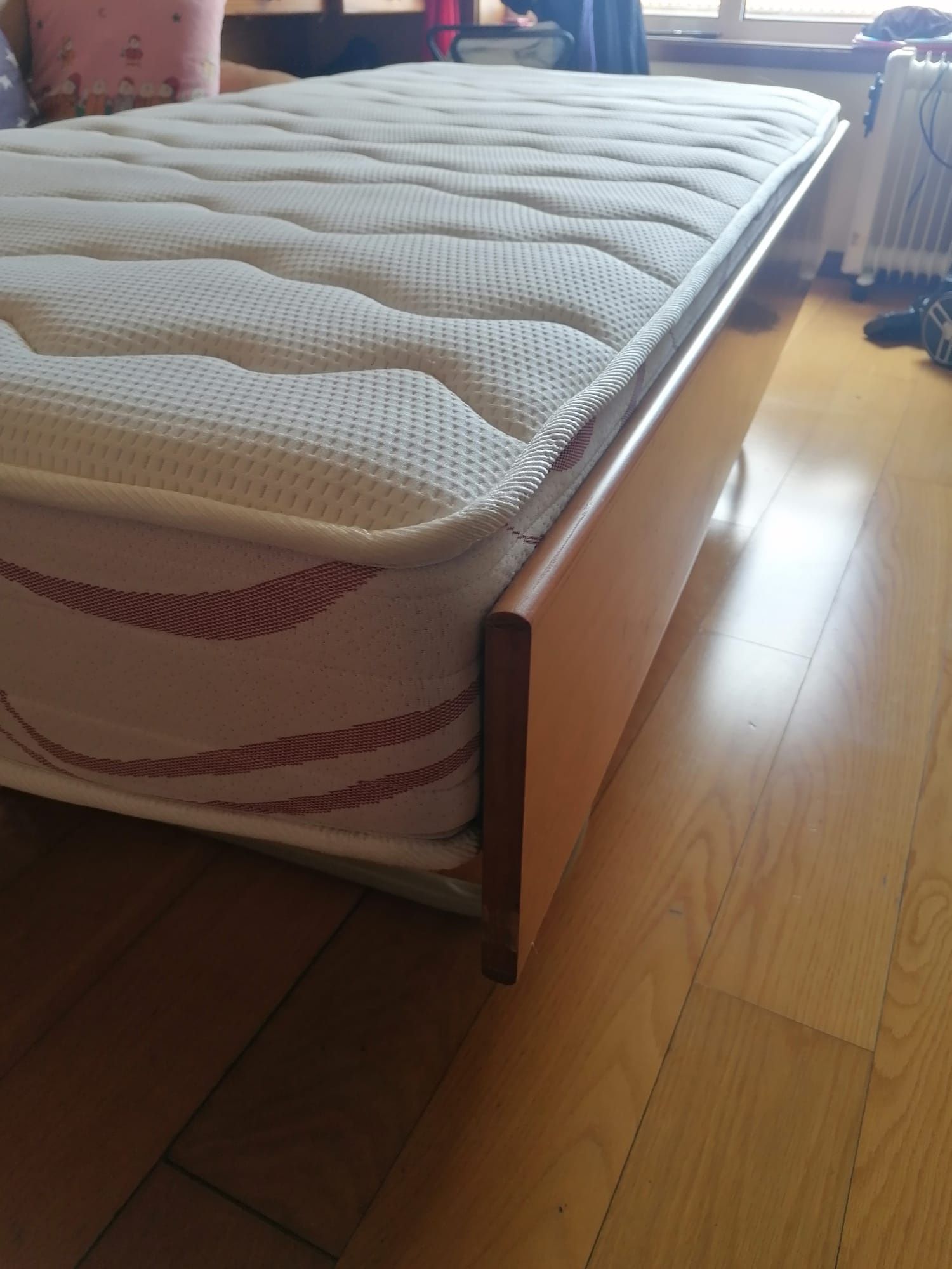 Cama de estrado em pinho