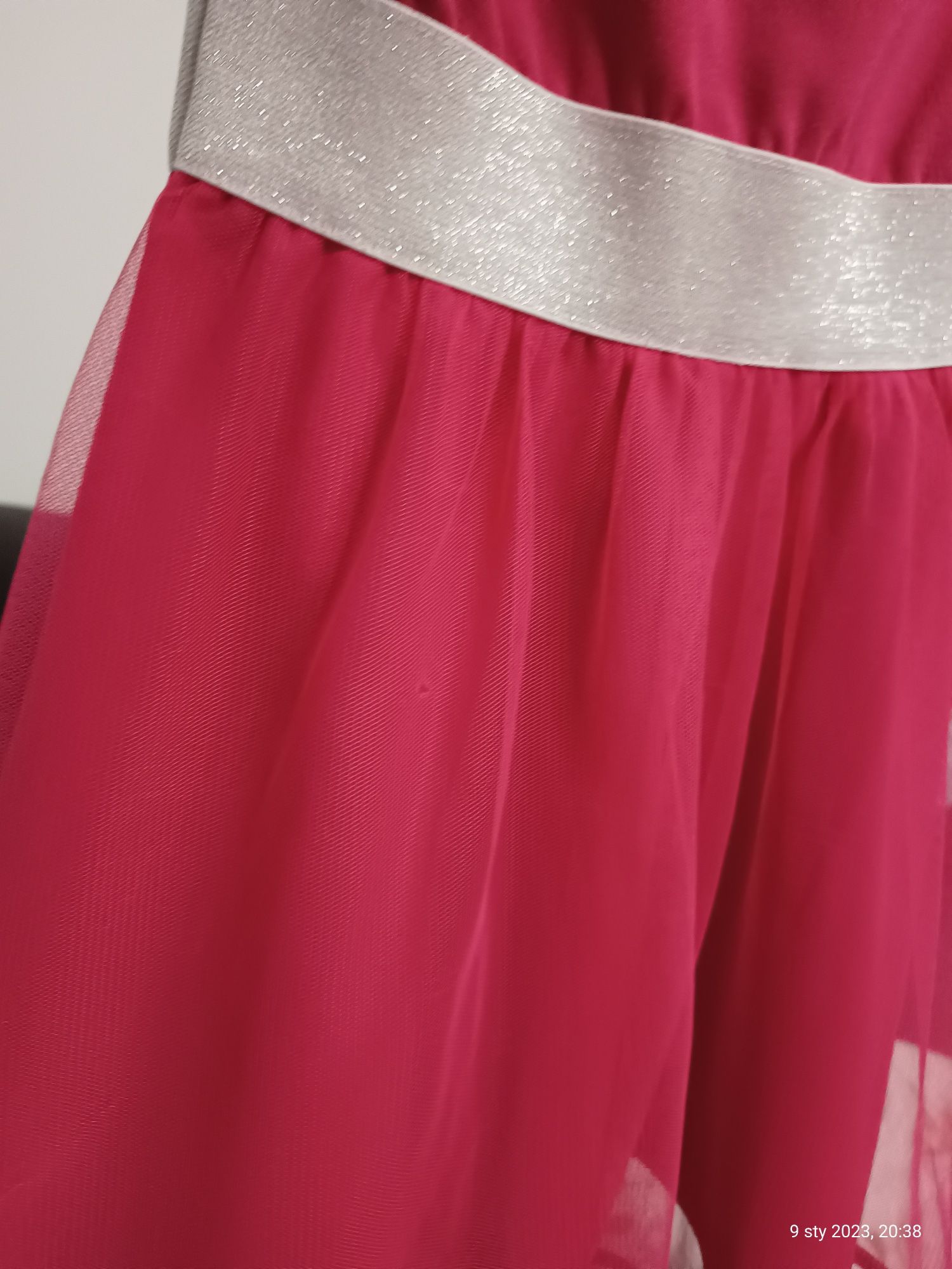 Sukienka różowa z srebrną połyskującą gumka w pasie