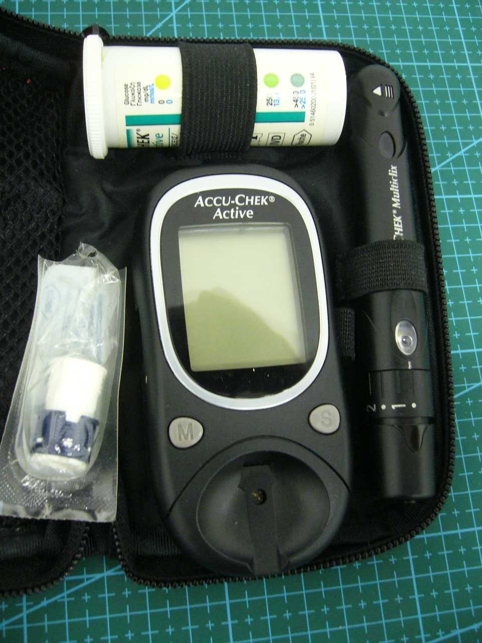 Glukometr Accu-Chek model GC