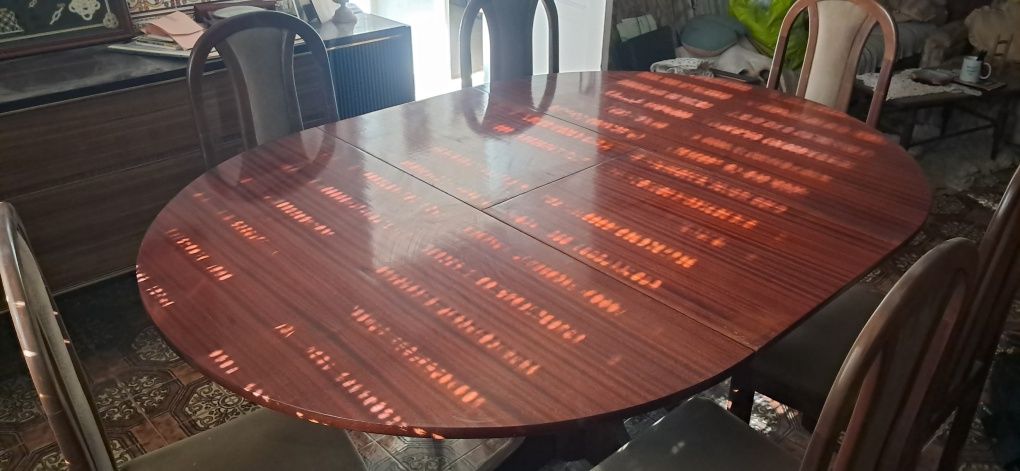 Mesa de sala com 6 cadeiras