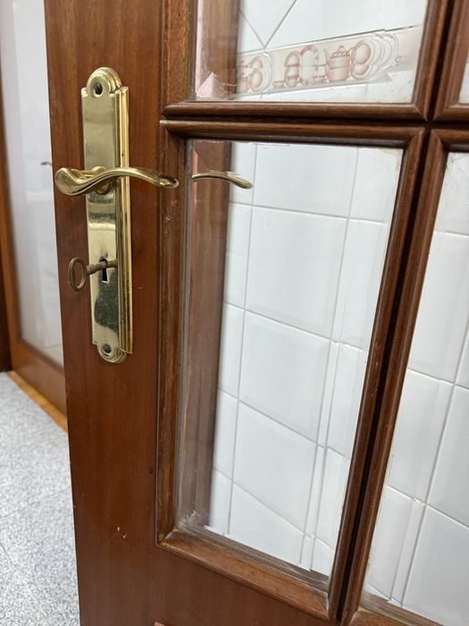 Porta interior em madeira com vidro